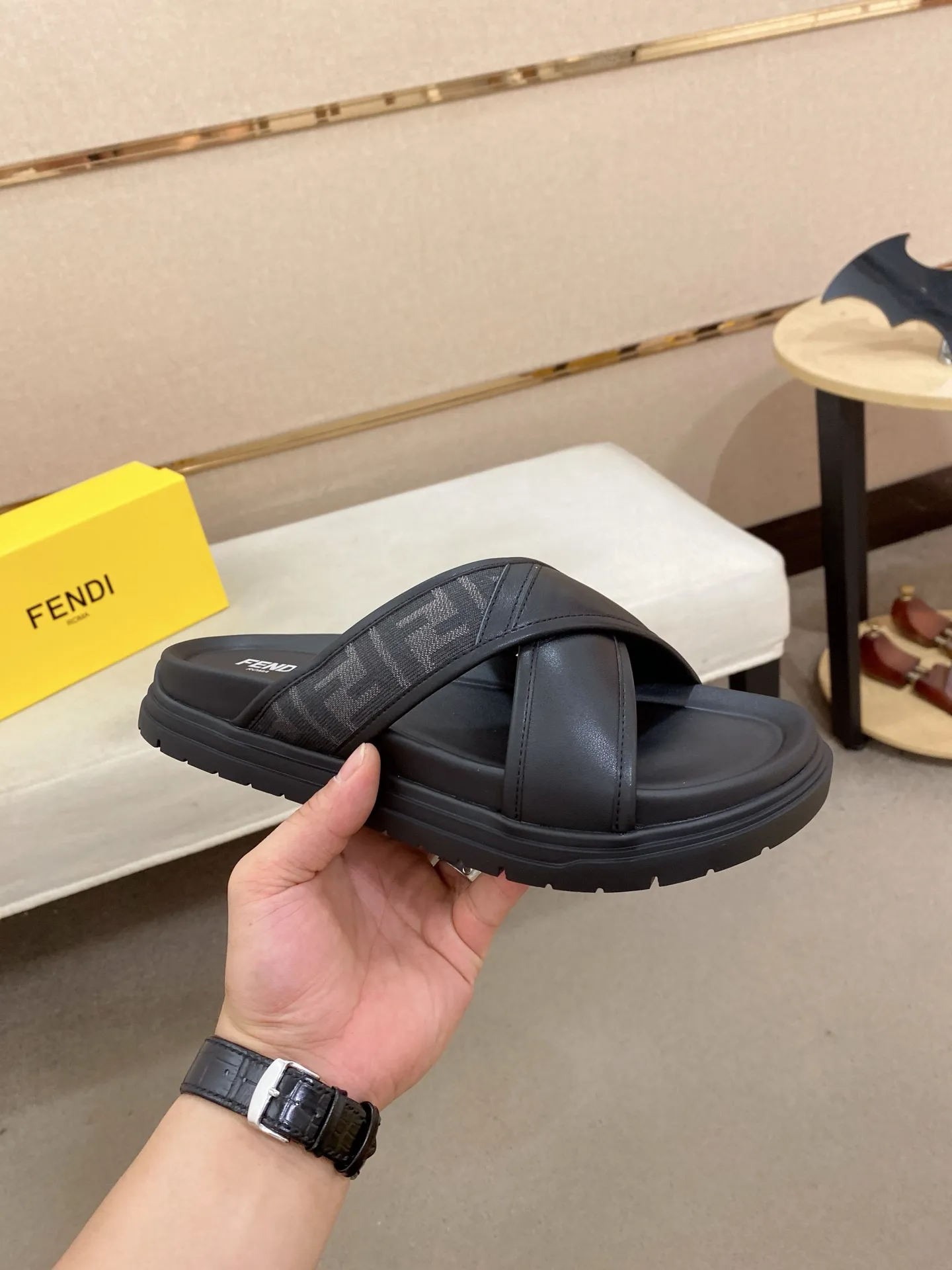 Factory price: 320💰 [Fendi Slippers] High-end brand of men's shoes, official website 1:1 latest masterpiece: original mold customization, the fabric is made of imported original materials, upgraded outsole, lighter and non-slip. The market's top quality, simple yet tasteful, a must-have for fashionistas, fashionable at your feet, full of confidence, the same style at the counter 👍The season of summer slippers is here. Code: 38-44 (45 is custom-made and cannot be returned or exchanged)